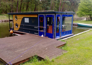 Hausboot Filsak D7 mit Sonnenterrasse, führerscheinfrei zu fahren bei www.miete-dein-floss.de